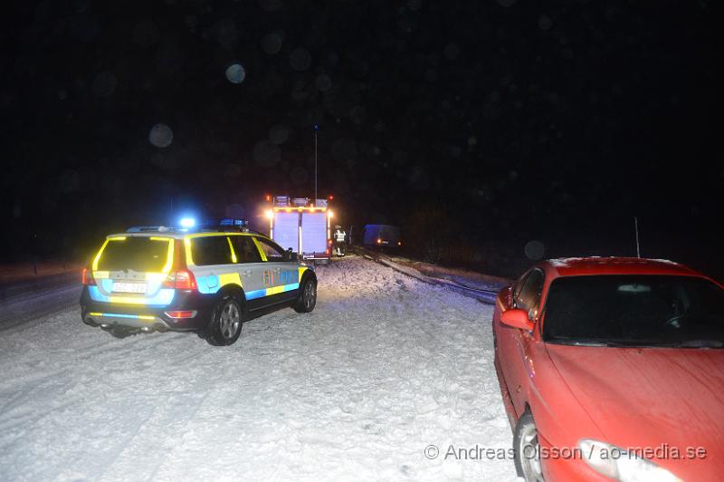 DSC_2763.JPG - Strax efter 00:00 blev räddningstjänst, ambulans och polis larmad till E4an vid tranarpsbron, där minst 3 personbilar krockat med varandra, på den aktuella platsen har det blåst upp väldigt mycket snö på körbanan, minst 2 dm. Vilket har lätt till olyckan och framkomligheten är begränsad. Under bärgninsarbetet körde en lastbil fast i snömassorna på platsen. Minst två personer fick föras till sjukhuset med ambulans, Oklart hur allvarligt skadade.