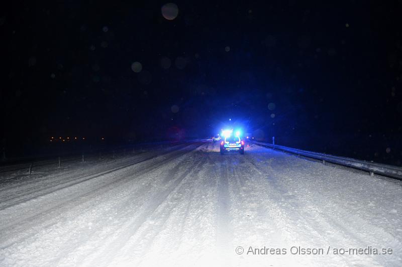 DSC_2765.JPG - Strax efter 00:00 blev räddningstjänst, ambulans och polis larmad till E4an vid tranarpsbron, där minst 3 personbilar krockat med varandra, på den aktuella platsen har det blåst upp väldigt mycket snö på körbanan, minst 2 dm. Vilket har lätt till olyckan och framkomligheten är begränsad. Under bärgninsarbetet körde en lastbil fast i snömassorna på platsen. Minst två personer fick föras till sjukhuset med ambulans, Oklart hur allvarligt skadade.