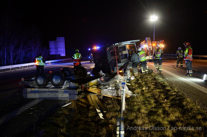 DSC_2885.JPG - Strax efter 00:00 larmades räddningstjänsten, polis och ambulans till E4an vid östra ljungby, där en personbil med släpkärra voltat, personerna i bilen kunde kliva ur själva, men i bilen så fanns det 11 st hundar, djurambulansen blev tillkallad och räddningspersonal hjälpte till att flytta ut hundarna ur bilen in till djurambulansen där dem fördes till djursjukhuset för kontroll. Alla hundar ska ha klarat sig utan allvarliga skador. Personerna var påväg på tävling inom hundspann. Ett körfält i vardera riktning stängdes av under räddning och bärgningsarbetet.