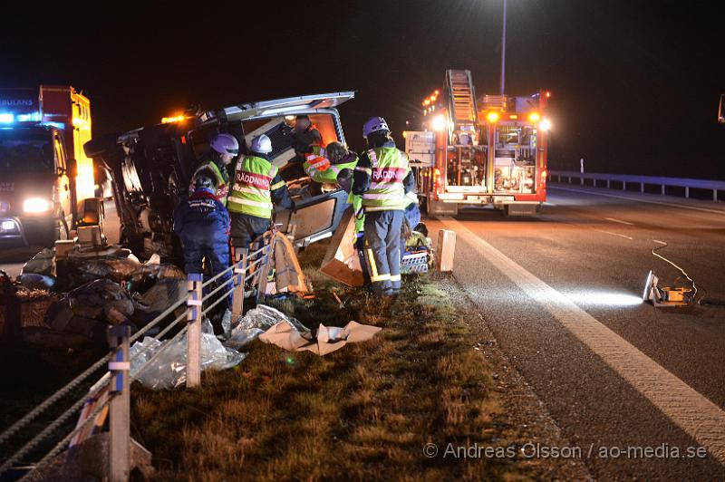 DSC_2898.JPG - Strax efter 00:00 larmades räddningstjänsten, polis och ambulans till E4an vid östra ljungby, där en personbil med släpkärra voltat, personerna i bilen kunde kliva ur själva, men i bilen så fanns det 11 st hundar, djurambulansen blev tillkallad och räddningspersonal hjälpte till att flytta ut hundarna ur bilen in till djurambulansen där dem fördes till djursjukhuset för kontroll. Alla hundar ska ha klarat sig utan allvarliga skador. Personerna var påväg på tävling inom hundspann. Ett körfält i vardera riktning stängdes av under räddning och bärgningsarbetet.