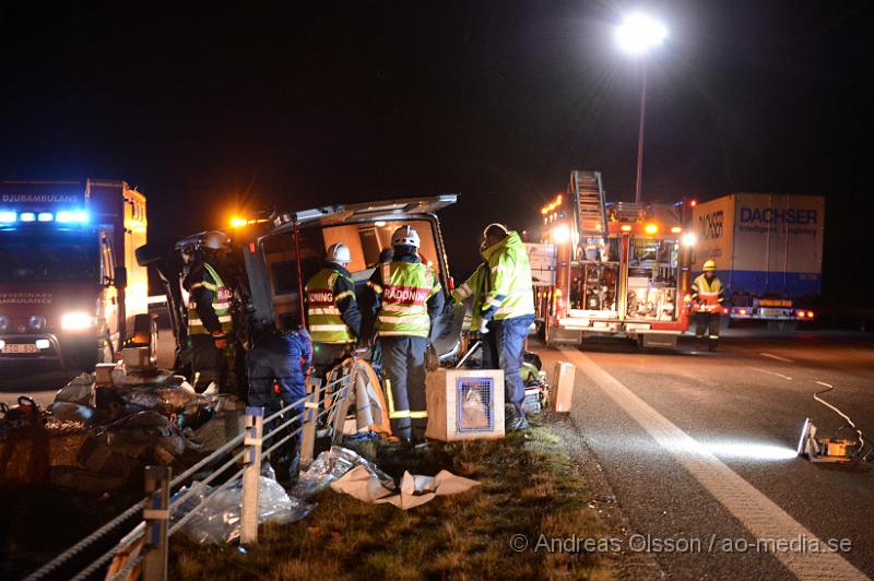 DSC_2901.JPG - Strax efter 00:00 larmades räddningstjänsten, polis och ambulans till E4an vid östra ljungby, där en personbil med släpkärra voltat, personerna i bilen kunde kliva ur själva, men i bilen så fanns det 11 st hundar, djurambulansen blev tillkallad och räddningspersonal hjälpte till att flytta ut hundarna ur bilen in till djurambulansen där dem fördes till djursjukhuset för kontroll. Alla hundar ska ha klarat sig utan allvarliga skador. Personerna var påväg på tävling inom hundspann. Ett körfält i vardera riktning stängdes av under räddning och bärgningsarbetet.