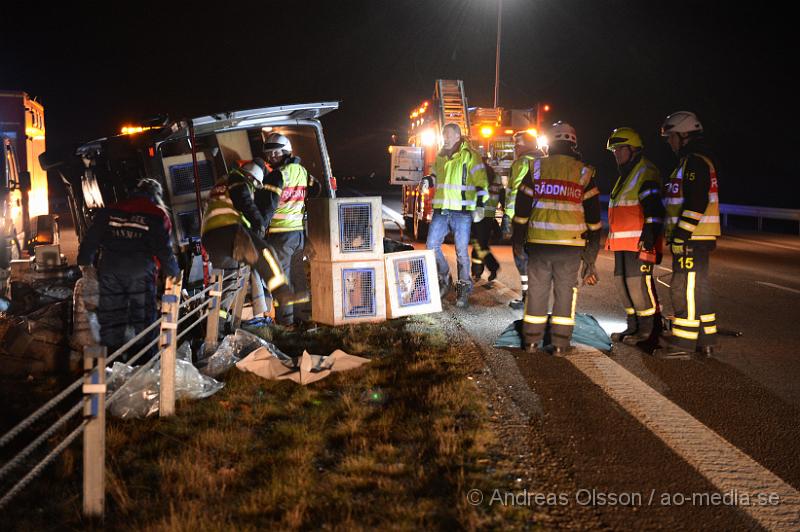 DSC_2904.JPG - Strax efter 00:00 larmades räddningstjänsten, polis och ambulans till E4an vid östra ljungby, där en personbil med släpkärra voltat, personerna i bilen kunde kliva ur själva, men i bilen så fanns det 11 st hundar, djurambulansen blev tillkallad och räddningspersonal hjälpte till att flytta ut hundarna ur bilen in till djurambulansen där dem fördes till djursjukhuset för kontroll. Alla hundar ska ha klarat sig utan allvarliga skador. Personerna var påväg på tävling inom hundspann. Ett körfält i vardera riktning stängdes av under räddning och bärgningsarbetet.