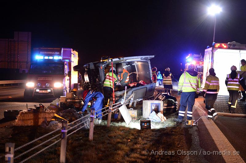 DSC_2916.JPG - Strax efter 00:00 larmades räddningstjänsten, polis och ambulans till E4an vid östra ljungby, där en personbil med släpkärra voltat, personerna i bilen kunde kliva ur själva, men i bilen så fanns det 11 st hundar, djurambulansen blev tillkallad och räddningspersonal hjälpte till att flytta ut hundarna ur bilen in till djurambulansen där dem fördes till djursjukhuset för kontroll. Alla hundar ska ha klarat sig utan allvarliga skador. Personerna var påväg på tävling inom hundspann. Ett körfält i vardera riktning stängdes av under räddning och bärgningsarbetet.