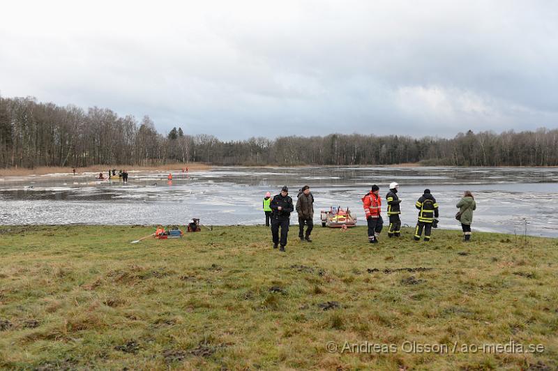 DSC_2987.JPG - Tidigt idag fortsatte letandet efter den försvunna dykaren som på Julaftons eftermiddagen dök i den delvis istäckta sjön utan säkerhets lina eller andra säkerhets åtgärder. Det var en anhörig som var med mannen när han skulle dyka i sjön och efter ca 40 minuter började dem bli oroliga och larmade räddningstjänsten som kom dit och börja söka efter den försvunna mannen, även två dykare från räddningstjänsten i Helsingborg var med i sökandet men man fick efter ca 2 timmar avbryta sökandet. Igår fortsatte man leta men hade inga dykare att tillgå, dock fick man hjälp av sjöräddningssällskapet i Kronoberg med en svävare men utan resultat.Idag var det en stor insats på platsen med bla dykare från en dykklubb i Helsingborg, Räddningstjänsten, Polis, Missing people, Kustbevakningen och sjöräddningssällskapet. Man sågade upp flera vakar i isen och lät dykare gå ner och söka av området. Men utan resultat. Och vid 16 tiden fick man avbryta sökandet för dagen.