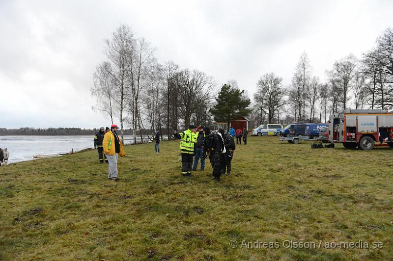 DSC_2994.JPG - Tidigt idag fortsatte letandet efter den försvunna dykaren som på Julaftons eftermiddagen dök i den delvis istäckta sjön utan säkerhets lina eller andra säkerhets åtgärder. Det var en anhörig som var med mannen när han skulle dyka i sjön och efter ca 40 minuter började dem bli oroliga och larmade räddningstjänsten som kom dit och börja söka efter den försvunna mannen, även två dykare från räddningstjänsten i Helsingborg var med i sökandet men man fick efter ca 2 timmar avbryta sökandet. Igår fortsatte man leta men hade inga dykare att tillgå, dock fick man hjälp av sjöräddningssällskapet i Kronoberg med en svävare men utan resultat.Idag var det en stor insats på platsen med bla dykare från en dykklubb i Helsingborg, Räddningstjänsten, Polis, Missing people, Kustbevakningen och sjöräddningssällskapet. Man sågade upp flera vakar i isen och lät dykare gå ner och söka av området. Men utan resultat. Och vid 16 tiden fick man avbryta sökandet för dagen.