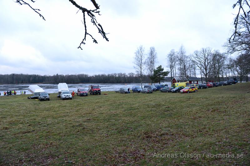 DSC_2997.JPG - Tidigt idag fortsatte letandet efter den försvunna dykaren som på Julaftons eftermiddagen dök i den delvis istäckta sjön utan säkerhets lina eller andra säkerhets åtgärder. Det var en anhörig som var med mannen när han skulle dyka i sjön och efter ca 40 minuter började dem bli oroliga och larmade räddningstjänsten som kom dit och börja söka efter den försvunna mannen, även två dykare från räddningstjänsten i Helsingborg var med i sökandet men man fick efter ca 2 timmar avbryta sökandet. Igår fortsatte man leta men hade inga dykare att tillgå, dock fick man hjälp av sjöräddningssällskapet i Kronoberg med en svävare men utan resultat.Idag var det en stor insats på platsen med bla dykare från en dykklubb i Helsingborg, Räddningstjänsten, Polis, Missing people, Kustbevakningen och sjöräddningssällskapet. Man sågade upp flera vakar i isen och lät dykare gå ner och söka av området. Men utan resultat. Och vid 16 tiden fick man avbryta sökandet för dagen.