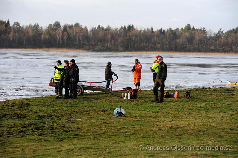 _DSC2896.JPG - Tidigt idag fortsatte letandet efter den försvunna dykaren som på Julaftons eftermiddagen dök i den delvis istäckta sjön utan säkerhets lina eller andra säkerhets åtgärder. Det var en anhörig som var med mannen när han skulle dyka i sjön och efter ca 40 minuter började dem bli oroliga och larmade räddningstjänsten som kom dit och börja söka efter den försvunna mannen, även två dykare från räddningstjänsten i Helsingborg var med i sökandet men man fick efter ca 2 timmar avbryta sökandet. Igår fortsatte man leta men hade inga dykare att tillgå, dock fick man hjälp av sjöräddningssällskapet i Kronoberg med en svävare men utan resultat.Idag var det en stor insats på platsen med bla dykare från en dykklubb i Helsingborg, Räddningstjänsten, Polis, Missing people, Kustbevakningen och sjöräddningssällskapet. Man sågade upp flera vakar i isen och lät dykare gå ner och söka av området. Men utan resultat. Och vid 16 tiden fick man avbryta sökandet för dagen.