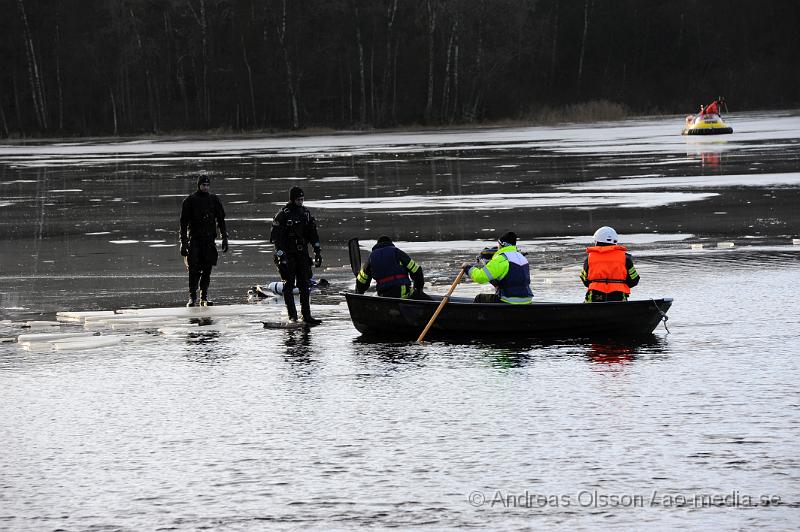 _DSC2913.JPG - Tidigt idag fortsatte letandet efter den försvunna dykaren som på Julaftons eftermiddagen dök i den delvis istäckta sjön utan säkerhets lina eller andra säkerhets åtgärder. Det var en anhörig som var med mannen när han skulle dyka i sjön och efter ca 40 minuter började dem bli oroliga och larmade räddningstjänsten som kom dit och börja söka efter den försvunna mannen, även två dykare från räddningstjänsten i Helsingborg var med i sökandet men man fick efter ca 2 timmar avbryta sökandet. Igår fortsatte man leta men hade inga dykare att tillgå, dock fick man hjälp av sjöräddningssällskapet i Kronoberg med en svävare men utan resultat.Idag var det en stor insats på platsen med bla dykare från en dykklubb i Helsingborg, Räddningstjänsten, Polis, Missing people, Kustbevakningen och sjöräddningssällskapet. Man sågade upp flera vakar i isen och lät dykare gå ner och söka av området. Men utan resultat. Och vid 16 tiden fick man avbryta sökandet för dagen.