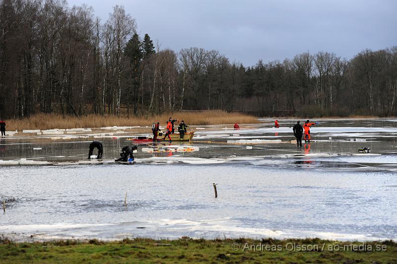 _DSC2943.JPG - Tidigt idag fortsatte letandet efter den försvunna dykaren som på Julaftons eftermiddagen dök i den delvis istäckta sjön utan säkerhets lina eller andra säkerhets åtgärder. Det var en anhörig som var med mannen när han skulle dyka i sjön och efter ca 40 minuter började dem bli oroliga och larmade räddningstjänsten som kom dit och börja söka efter den försvunna mannen, även två dykare från räddningstjänsten i Helsingborg var med i sökandet men man fick efter ca 2 timmar avbryta sökandet. Igår fortsatte man leta men hade inga dykare att tillgå, dock fick man hjälp av sjöräddningssällskapet i Kronoberg med en svävare men utan resultat.Idag var det en stor insats på platsen med bla dykare från en dykklubb i Helsingborg, Räddningstjänsten, Polis, Missing people, Kustbevakningen och sjöräddningssällskapet. Man sågade upp flera vakar i isen och lät dykare gå ner och söka av området. Men utan resultat. Och vid 16 tiden fick man avbryta sökandet för dagen.