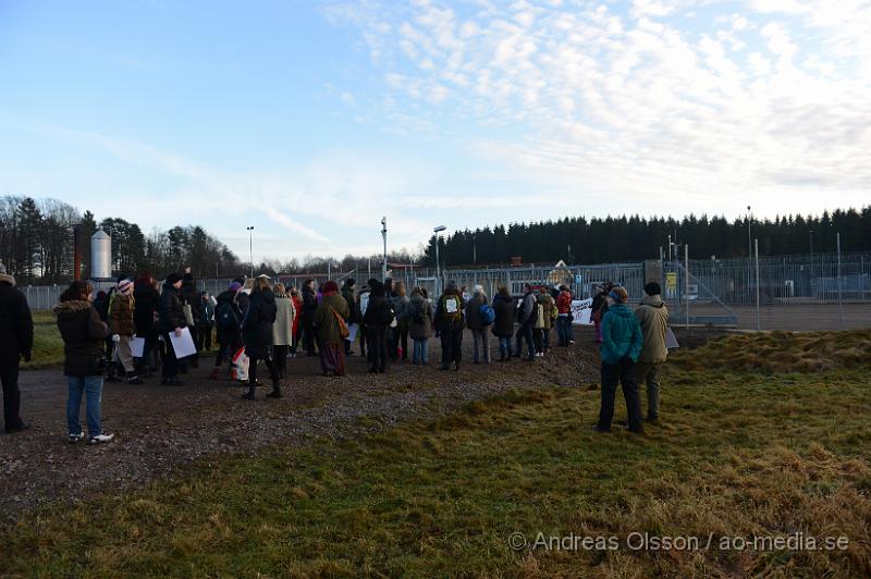 DSC_3068.JPG - Vid 14 tiden på lördagen höll Djurrättsalliansen en demonstration mot Astrazenecas hund uppfödning utanför Örkelljunga. Det var när AstraZeneca gick ut och sa att dem skulle lägga ner uppfödningen och djurförsöken mot beaglarna och sa att man antingen skulle massavliva 400 hundar eller skicka dem till England för mer djurförsök och sämre förhållanden än vad dem har nu. När demonstrationen var fanns där bara ett fåtal hundar kvar och man vet inte riktigt var dem andra har tagit vägen. Djurrättsalliansen vill att man ska omplacera alla hundar som är där till kärleksfulla hem runtomkring i Sverige, och man har fått väldigt stor respons av personer som vill ta hand om hundarna!