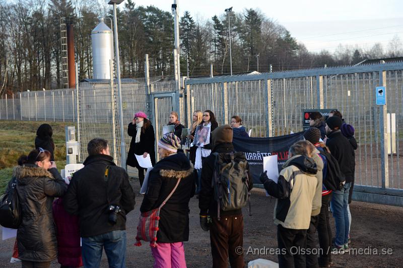 DSC_3072.JPG - Vid 14 tiden på lördagen höll Djurrättsalliansen en demonstration mot Astrazenecas hund uppfödning utanför Örkelljunga. Det var när AstraZeneca gick ut och sa att dem skulle lägga ner uppfödningen och djurförsöken mot beaglarna och sa att man antingen skulle massavliva 400 hundar eller skicka dem till England för mer djurförsök och sämre förhållanden än vad dem har nu. När demonstrationen var fanns där bara ett fåtal hundar kvar och man vet inte riktigt var dem andra har tagit vägen. Djurrättsalliansen vill att man ska omplacera alla hundar som är där till kärleksfulla hem runtomkring i Sverige, och man har fått väldigt stor respons av personer som vill ta hand om hundarna!