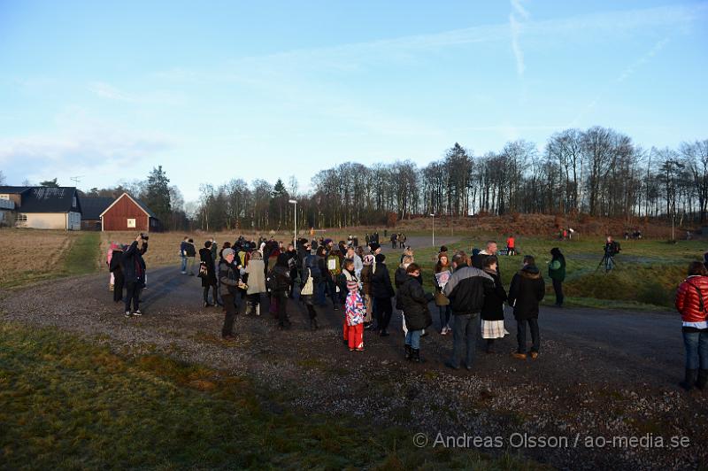 DSC_3075.JPG - Vid 14 tiden på lördagen höll Djurrättsalliansen en demonstration mot Astrazenecas hund uppfödning utanför Örkelljunga. Det var när AstraZeneca gick ut och sa att dem skulle lägga ner uppfödningen och djurförsöken mot beaglarna och sa att man antingen skulle massavliva 400 hundar eller skicka dem till England för mer djurförsök och sämre förhållanden än vad dem har nu. När demonstrationen var fanns där bara ett fåtal hundar kvar och man vet inte riktigt var dem andra har tagit vägen. Djurrättsalliansen vill att man ska omplacera alla hundar som är där till kärleksfulla hem runtomkring i Sverige, och man har fått väldigt stor respons av personer som vill ta hand om hundarna!