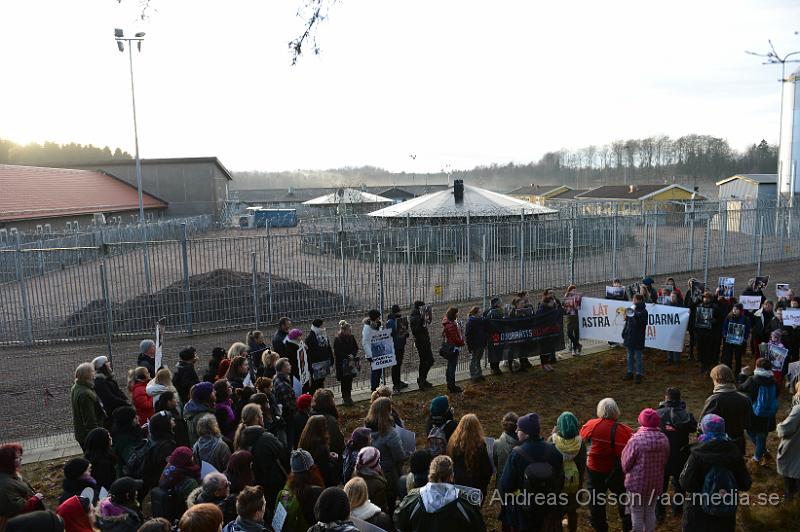 DSC_3092.JPG - Vid 14 tiden på lördagen höll Djurrättsalliansen en demonstration mot Astrazenecas hund uppfödning utanför Örkelljunga. Det var när AstraZeneca gick ut och sa att dem skulle lägga ner uppfödningen och djurförsöken mot beaglarna och sa att man antingen skulle massavliva 400 hundar eller skicka dem till England för mer djurförsök och sämre förhållanden än vad dem har nu. När demonstrationen var fanns där bara ett fåtal hundar kvar och man vet inte riktigt var dem andra har tagit vägen. Djurrättsalliansen vill att man ska omplacera alla hundar som är där till kärleksfulla hem runtomkring i Sverige, och man har fått väldigt stor respons av personer som vill ta hand om hundarna!