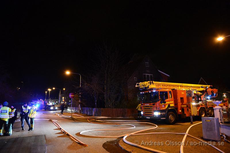 DSC_3148.JPG - Vid 21.10 larmades räddningstjänst, ambulans och polis till Decauvillegatan i Helsingbor där man fått in larm om brand i en villa. På plats konstaterades en fullt utvecklad brand och man påbörjade släckningsarbetet. En kvinna ska ha befunnit sig i villan men tagit sig ut själv och fick vård av ambulansen som förde kvinnan med okända skador till Helsingborgs Lasarett. Villan är toltaförstörd av brand och vatten skador.