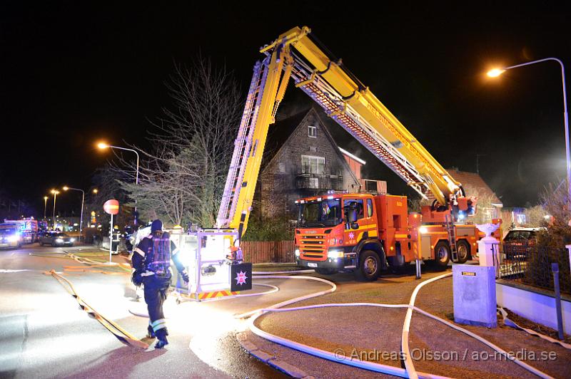 DSC_3154.JPG - Vid 21.10 larmades räddningstjänst, ambulans och polis till Decauvillegatan i Helsingbor där man fått in larm om brand i en villa. På plats konstaterades en fullt utvecklad brand och man påbörjade släckningsarbetet. En kvinna ska ha befunnit sig i villan men tagit sig ut själv och fick vård av ambulansen som förde kvinnan med okända skador till Helsingborgs Lasarett. Villan är toltaförstörd av brand och vatten skador.