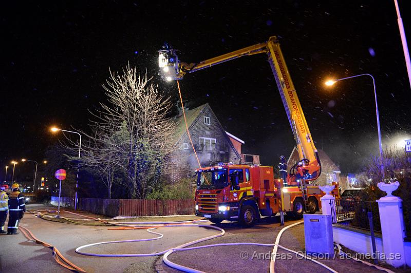 DSC_3158.JPG - Vid 21.10 larmades räddningstjänst, ambulans och polis till Decauvillegatan i Helsingbor där man fått in larm om brand i en villa. På plats konstaterades en fullt utvecklad brand och man påbörjade släckningsarbetet. En kvinna ska ha befunnit sig i villan men tagit sig ut själv och fick vård av ambulansen som förde kvinnan med okända skador till Helsingborgs Lasarett. Villan är toltaförstörd av brand och vatten skador.