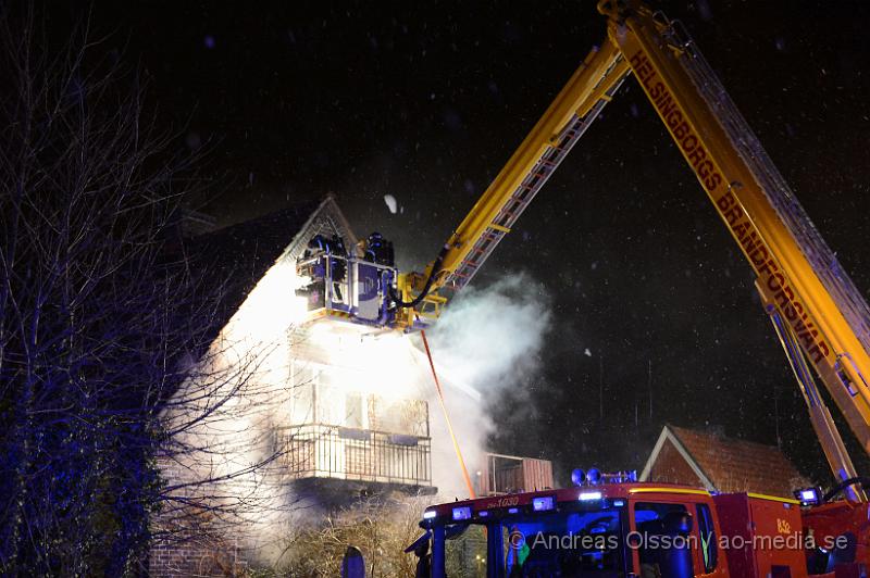 DSC_3160.JPG - Vid 21.10 larmades räddningstjänst, ambulans och polis till Decauvillegatan i Helsingbor där man fått in larm om brand i en villa. På plats konstaterades en fullt utvecklad brand och man påbörjade släckningsarbetet. En kvinna ska ha befunnit sig i villan men tagit sig ut själv och fick vård av ambulansen som förde kvinnan med okända skador till Helsingborgs Lasarett. Villan är toltaförstörd av brand och vatten skador.