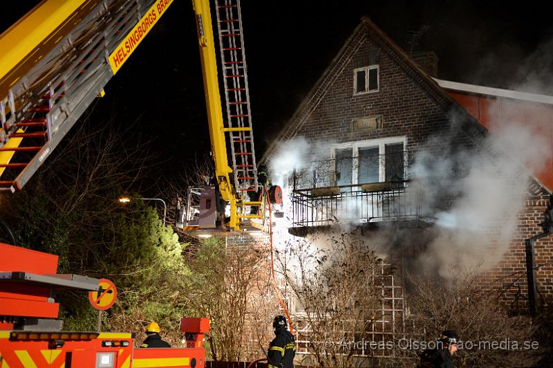 DSC_3164.JPG - Vid 21.10 larmades räddningstjänst, ambulans och polis till Decauvillegatan i Helsingbor där man fått in larm om brand i en villa. På plats konstaterades en fullt utvecklad brand och man påbörjade släckningsarbetet. En kvinna ska ha befunnit sig i villan men tagit sig ut själv och fick vård av ambulansen som förde kvinnan med okända skador till Helsingborgs Lasarett. Villan är toltaförstörd av brand och vatten skador.