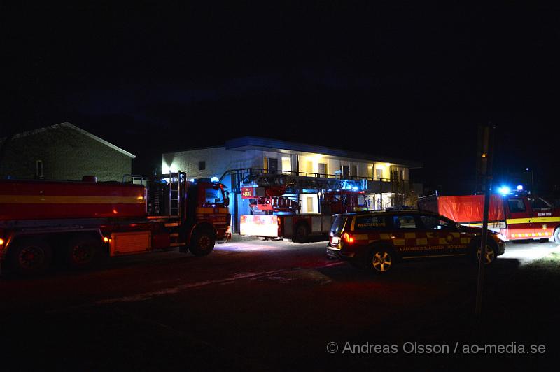 DSC_3178.JPG - Strax innan 17:00 på lördagen larmades räddningstjänsten till travgatan i Höganäs där det var en fullt utvecklad brand, en större räddningsstyrka är just nu på plats.Oklart om någon kom till skada under branden och vad som startade branden.