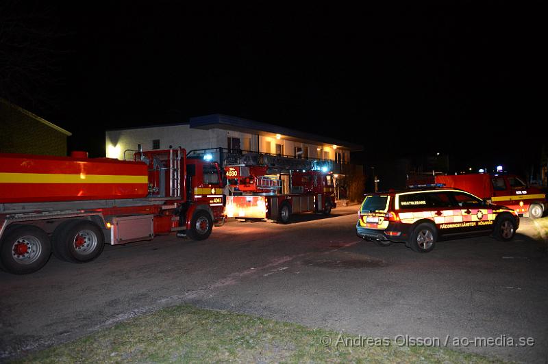 DSC_3195.JPG - Strax innan 17:00 på lördagen larmades räddningstjänsten till travgatan i Höganäs där det var en fullt utvecklad brand, en större räddningsstyrka är just nu på plats.Oklart om någon kom till skada under branden och vad som startade branden.