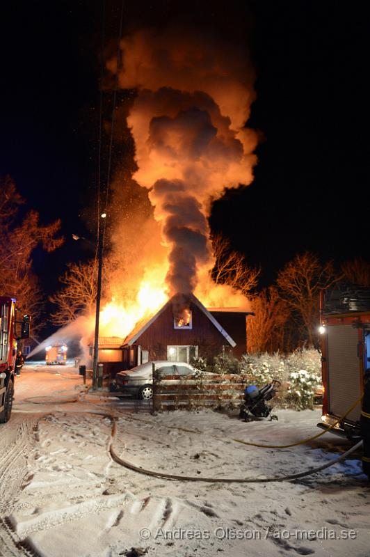 DSC_3201.JPG - Strax efter 23.00 tiden på lördags kvällen larmades räddningstjänsten,ambulans och polis till Bonnarp, som ligger mellan Klippan och Ljungbyhed, vid framkomst så var villan helt övertänd och räddningstjänsten arbetade med att branden inte skulle sprida sig till närliggande byggnader. Det ska inte ha varit någon hemma när branden startade, vad som orsakat branden är ännu oklart. Villan brann ner till grunden.