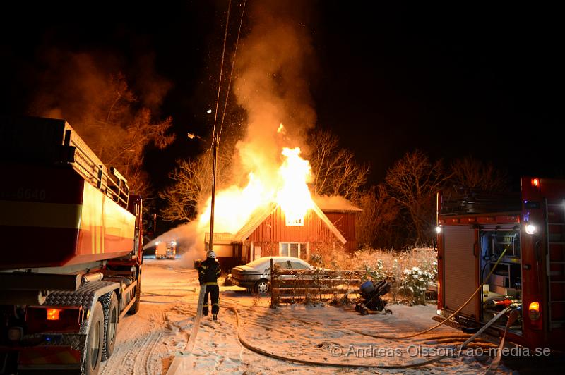 DSC_3203.JPG - Strax efter 23.00 tiden på lördags kvällen larmades räddningstjänsten,ambulans och polis till Bonnarp, som ligger mellan Klippan och Ljungbyhed, vid framkomst så var villan helt övertänd och räddningstjänsten arbetade med att branden inte skulle sprida sig till närliggande byggnader. Det ska inte ha varit någon hemma när branden startade, vad som orsakat branden är ännu oklart. Villan brann ner till grunden.