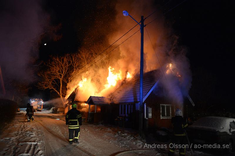 DSC_3206.JPG - Strax efter 23.00 tiden på lördags kvällen larmades räddningstjänsten,ambulans och polis till Bonnarp, som ligger mellan Klippan och Ljungbyhed, vid framkomst så var villan helt övertänd och räddningstjänsten arbetade med att branden inte skulle sprida sig till närliggande byggnader. Det ska inte ha varit någon hemma när branden startade, vad som orsakat branden är ännu oklart. Villan brann ner till grunden.