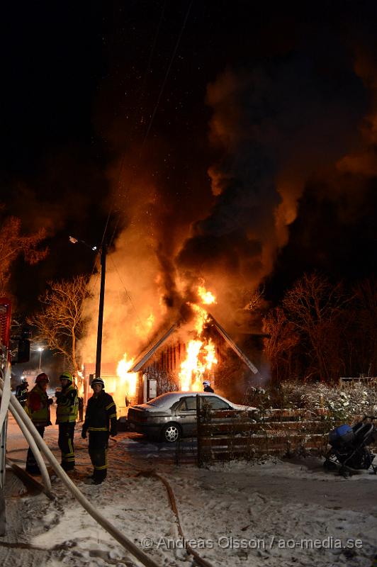 DSC_3215.JPG - Strax efter 23.00 tiden på lördags kvällen larmades räddningstjänsten,ambulans och polis till Bonnarp, som ligger mellan Klippan och Ljungbyhed, vid framkomst så var villan helt övertänd och räddningstjänsten arbetade med att branden inte skulle sprida sig till närliggande byggnader. Det ska inte ha varit någon hemma när branden startade, vad som orsakat branden är ännu oklart. Villan brann ner till grunden.