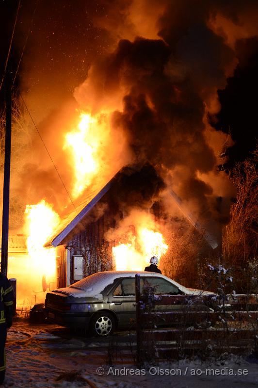 DSC_3217.JPG - Strax efter 23.00 tiden på lördags kvällen larmades räddningstjänsten,ambulans och polis till Bonnarp, som ligger mellan Klippan och Ljungbyhed, vid framkomst så var villan helt övertänd och räddningstjänsten arbetade med att branden inte skulle sprida sig till närliggande byggnader. Det ska inte ha varit någon hemma när branden startade, vad som orsakat branden är ännu oklart. Villan brann ner till grunden.