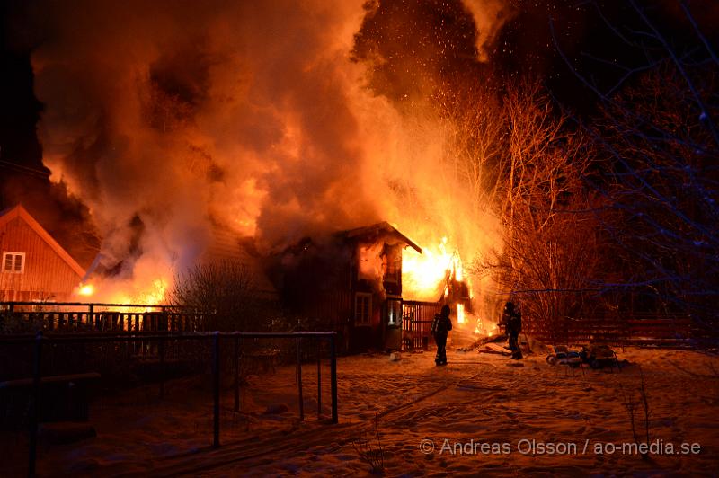 DSC_3219.JPG - Strax efter 23.00 tiden på lördags kvällen larmades räddningstjänsten,ambulans och polis till Bonnarp, som ligger mellan Klippan och Ljungbyhed, vid framkomst så var villan helt övertänd och räddningstjänsten arbetade med att branden inte skulle sprida sig till närliggande byggnader. Det ska inte ha varit någon hemma när branden startade, vad som orsakat branden är ännu oklart. Villan brann ner till grunden.