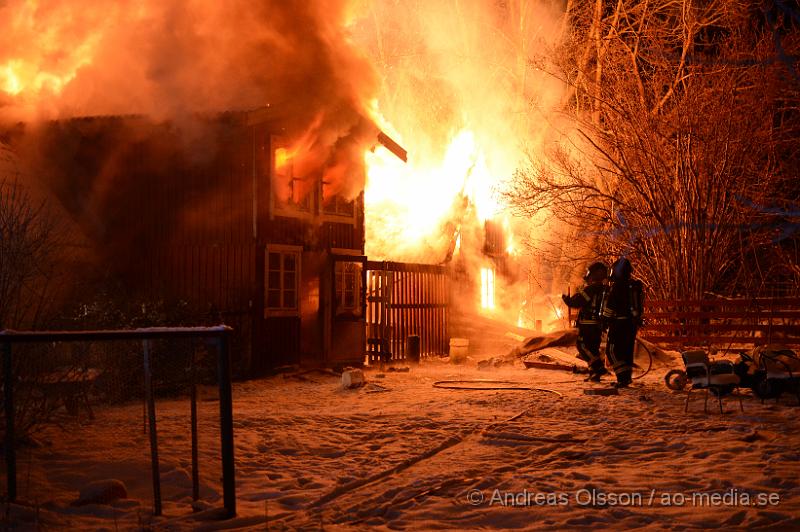 DSC_3221.JPG - Strax efter 23.00 tiden på lördags kvällen larmades räddningstjänsten,ambulans och polis till Bonnarp, som ligger mellan Klippan och Ljungbyhed, vid framkomst så var villan helt övertänd och räddningstjänsten arbetade med att branden inte skulle sprida sig till närliggande byggnader. Det ska inte ha varit någon hemma när branden startade, vad som orsakat branden är ännu oklart. Villan brann ner till grunden.