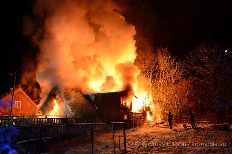 DSC_3224.JPG - Strax efter 23.00 tiden på lördags kvällen larmades räddningstjänsten,ambulans och polis till Bonnarp, som ligger mellan Klippan och Ljungbyhed, vid framkomst så var villan helt övertänd och räddningstjänsten arbetade med att branden inte skulle sprida sig till närliggande byggnader. Det ska inte ha varit någon hemma när branden startade, vad som orsakat branden är ännu oklart. Villan brann ner till grunden.