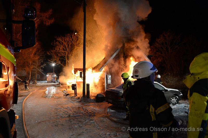 DSC_3227.JPG - Strax efter 23.00 tiden på lördags kvällen larmades räddningstjänsten,ambulans och polis till Bonnarp, som ligger mellan Klippan och Ljungbyhed, vid framkomst så var villan helt övertänd och räddningstjänsten arbetade med att branden inte skulle sprida sig till närliggande byggnader. Det ska inte ha varit någon hemma när branden startade, vad som orsakat branden är ännu oklart. Villan brann ner till grunden.