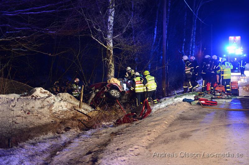 DSC_3228.JPG - Strax efter 04 tiden på måndags morgonen larmades räddningstjänst,ambulans och polis till vägen mellan Klippan och Hyllstofta där en personbil av oklar anledning kört av vägen och krockat med ett träd. I bilen befann sig fyra personer och två personer klämdes fast. Bilen hamnade även på sidan vi kollisionen vilket gjorde losstagningen lite mer komplicerad och tog ungefär 1 timme innan man fått ut alla ur bilen. Skadeläget är oklart.