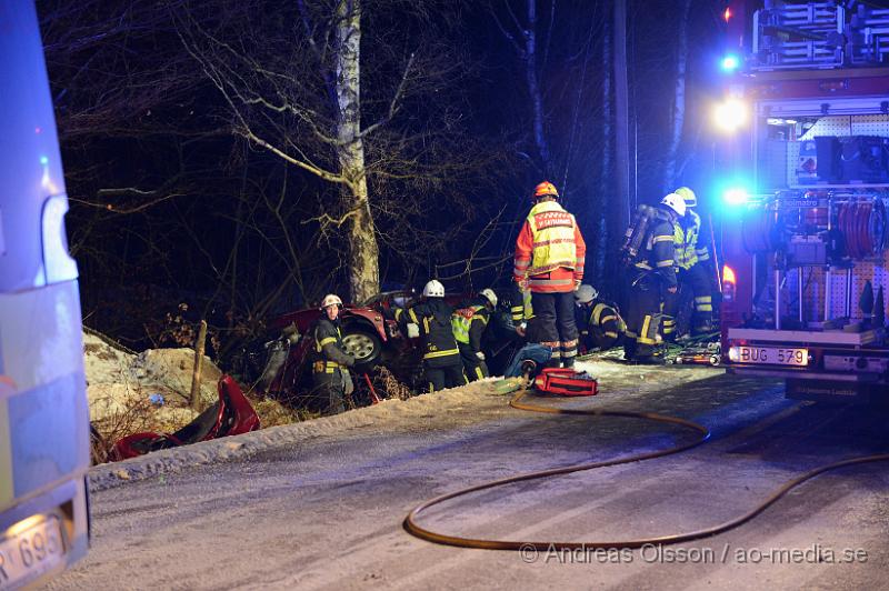 DSC_3233.JPG - Strax efter 04 tiden på måndags morgonen larmades räddningstjänst,ambulans och polis till vägen mellan Klippan och Hyllstofta där en personbil av oklar anledning kört av vägen och krockat med ett träd. I bilen befann sig fyra personer och två personer klämdes fast. Bilen hamnade även på sidan vi kollisionen vilket gjorde losstagningen lite mer komplicerad och tog ungefär 1 timme innan man fått ut alla ur bilen. Skadeläget är oklart.