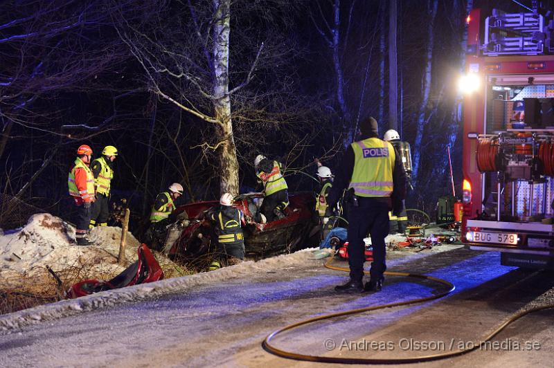 DSC_3237.JPG - Strax efter 04 tiden på måndags morgonen larmades räddningstjänst,ambulans och polis till vägen mellan Klippan och Hyllstofta där en personbil av oklar anledning kört av vägen och krockat med ett träd. I bilen befann sig fyra personer och två personer klämdes fast. Bilen hamnade även på sidan vi kollisionen vilket gjorde losstagningen lite mer komplicerad och tog ungefär 1 timme innan man fått ut alla ur bilen. Skadeläget är oklart.