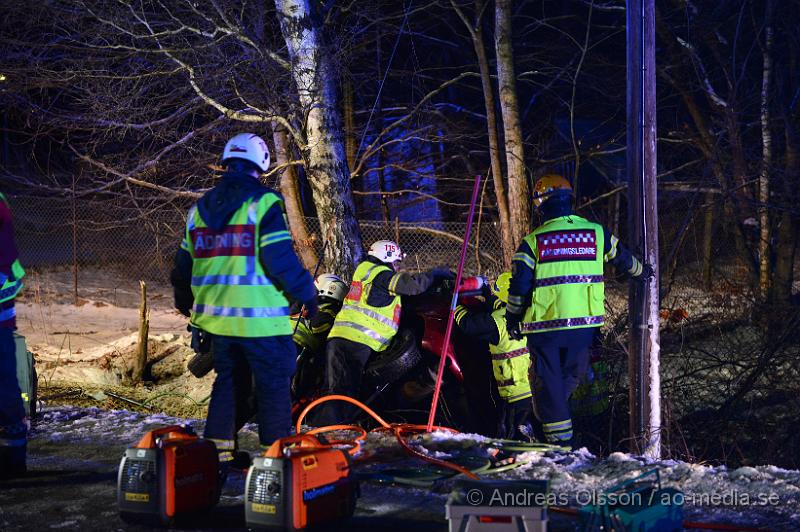 DSC_3240.JPG - Strax efter 04 tiden på måndags morgonen larmades räddningstjänst,ambulans och polis till vägen mellan Klippan och Hyllstofta där en personbil av oklar anledning kört av vägen och krockat med ett träd. I bilen befann sig fyra personer och två personer klämdes fast. Bilen hamnade även på sidan vi kollisionen vilket gjorde losstagningen lite mer komplicerad och tog ungefär 1 timme innan man fått ut alla ur bilen. Skadeläget är oklart.