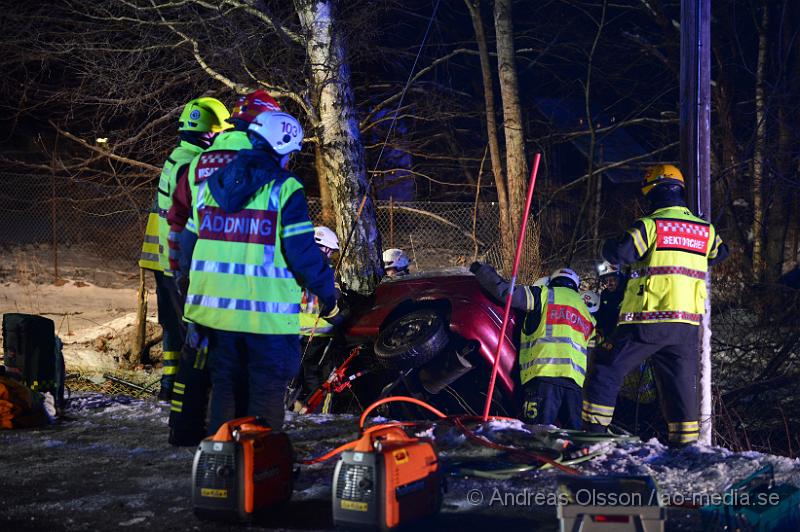 DSC_3243.JPG - Strax efter 04 tiden på måndags morgonen larmades räddningstjänst,ambulans och polis till vägen mellan Klippan och Hyllstofta där en personbil av oklar anledning kört av vägen och krockat med ett träd. I bilen befann sig fyra personer och två personer klämdes fast. Bilen hamnade även på sidan vi kollisionen vilket gjorde losstagningen lite mer komplicerad och tog ungefär 1 timme innan man fått ut alla ur bilen. Skadeläget är oklart.