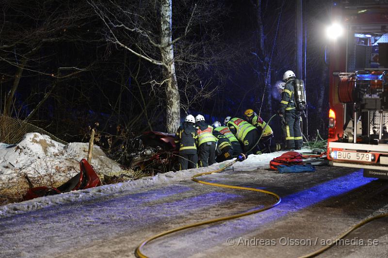 DSC_3246.JPG - Strax efter 04 tiden på måndags morgonen larmades räddningstjänst,ambulans och polis till vägen mellan Klippan och Hyllstofta där en personbil av oklar anledning kört av vägen och krockat med ett träd. I bilen befann sig fyra personer och två personer klämdes fast. Bilen hamnade även på sidan vi kollisionen vilket gjorde losstagningen lite mer komplicerad och tog ungefär 1 timme innan man fått ut alla ur bilen. Skadeläget är oklart.