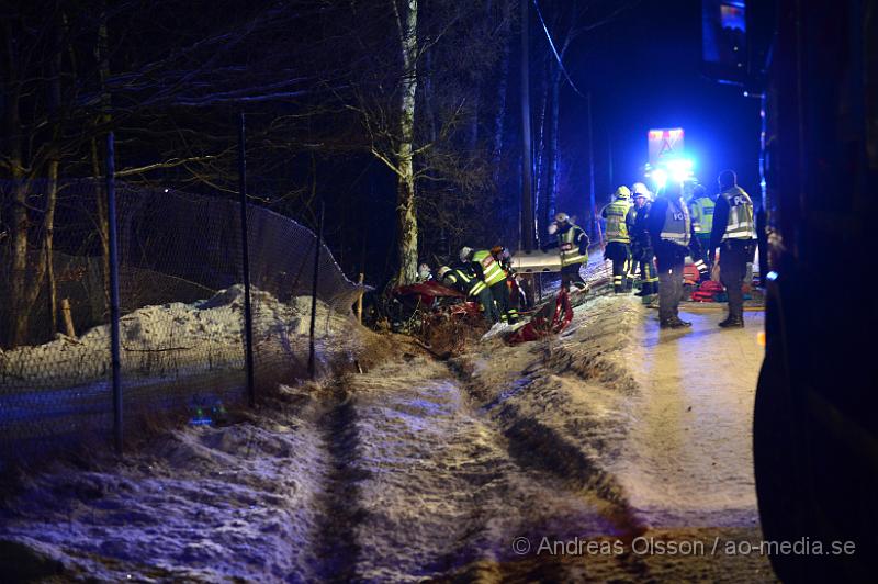 DSC_3249.JPG - Strax efter 04 tiden på måndags morgonen larmades räddningstjänst,ambulans och polis till vägen mellan Klippan och Hyllstofta där en personbil av oklar anledning kört av vägen och krockat med ett träd. I bilen befann sig fyra personer och två personer klämdes fast. Bilen hamnade även på sidan vi kollisionen vilket gjorde losstagningen lite mer komplicerad och tog ungefär 1 timme innan man fått ut alla ur bilen. Skadeläget är oklart.