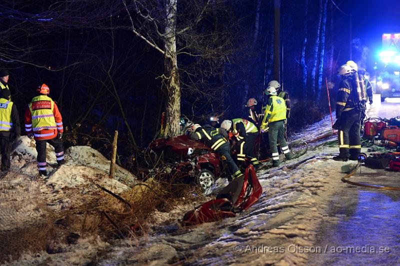 DSC_3254.JPG - Strax efter 04 tiden på måndags morgonen larmades räddningstjänst,ambulans och polis till vägen mellan Klippan och Hyllstofta där en personbil av oklar anledning kört av vägen och krockat med ett träd. I bilen befann sig fyra personer och två personer klämdes fast. Bilen hamnade även på sidan vi kollisionen vilket gjorde losstagningen lite mer komplicerad och tog ungefär 1 timme innan man fått ut alla ur bilen. Skadeläget är oklart.