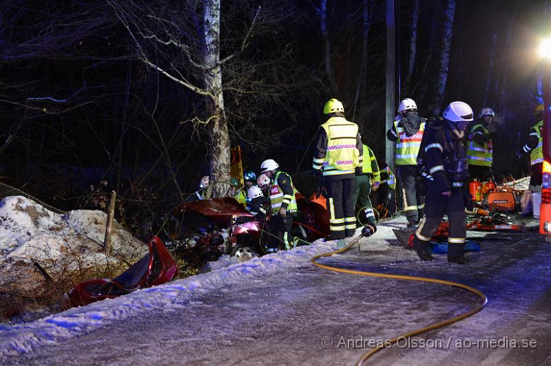 DSC_3258.JPG - Strax efter 04 tiden på måndags morgonen larmades räddningstjänst,ambulans och polis till vägen mellan Klippan och Hyllstofta där en personbil av oklar anledning kört av vägen och krockat med ett träd. I bilen befann sig fyra personer och två personer klämdes fast. Bilen hamnade även på sidan vi kollisionen vilket gjorde losstagningen lite mer komplicerad och tog ungefär 1 timme innan man fått ut alla ur bilen. Skadeläget är oklart.