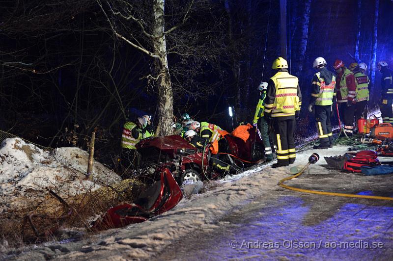 DSC_3260.JPG - Strax efter 04 tiden på måndags morgonen larmades räddningstjänst,ambulans och polis till vägen mellan Klippan och Hyllstofta där en personbil av oklar anledning kört av vägen och krockat med ett träd. I bilen befann sig fyra personer och två personer klämdes fast. Bilen hamnade även på sidan vi kollisionen vilket gjorde losstagningen lite mer komplicerad och tog ungefär 1 timme innan man fått ut alla ur bilen. Skadeläget är oklart.