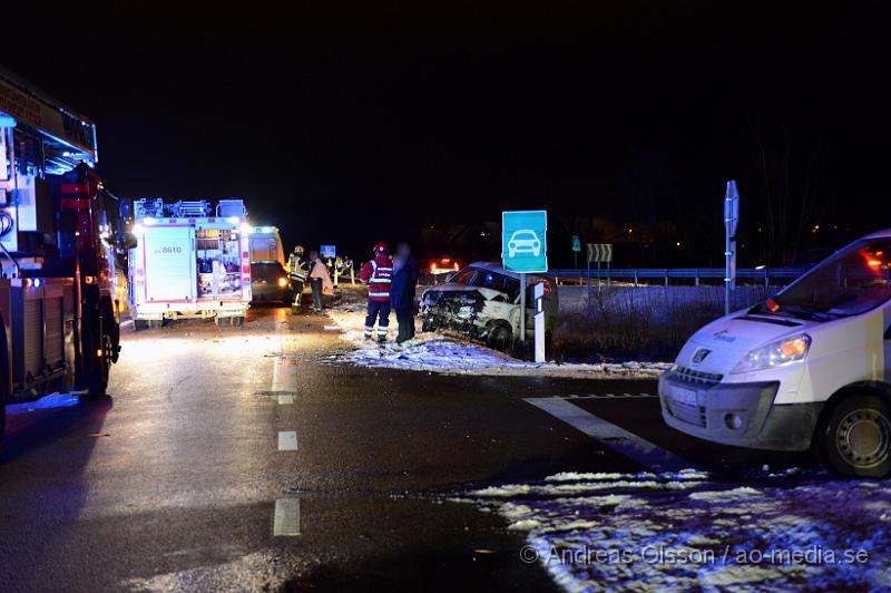 DSC_3264.JPG - Strax efter 17 larmades räddningstjänst,ambulans och polis till avfarten från E4an till  väg 21 där tre personbilar krockat. Vägen stängdes av helt under räddnings och bärgningsarbetet. Även avfarten från E4an stängdes av. En av bilarna tappade hela motorn vid kollisionen. Det är oklart hur många personer som var inblandade och vilka skador dessa fått.