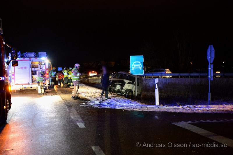 DSC_3267.JPG - Strax efter 17 larmades räddningstjänst,ambulans och polis till avfarten från E4an till  väg 21 där tre personbilar krockat. Vägen stängdes av helt under räddnings och bärgningsarbetet. Även avfarten från E4an stängdes av. En av bilarna tappade hela motorn vid kollisionen. Det är oklart hur många personer som var inblandade och vilka skador dessa fått.