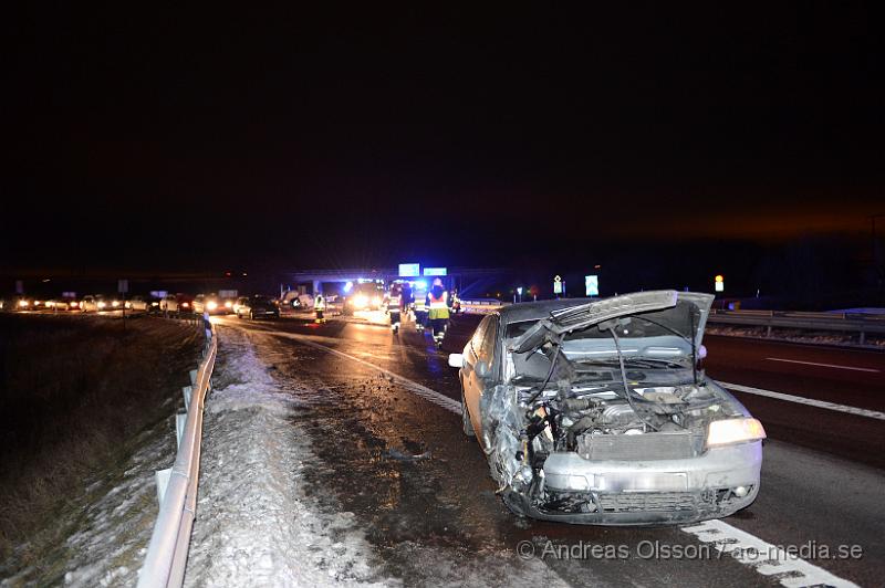 DSC_3275.JPG - Strax efter 17 larmades räddningstjänst,ambulans och polis till avfarten från E4an till  väg 21 där tre personbilar krockat. Vägen stängdes av helt under räddnings och bärgningsarbetet. Även avfarten från E4an stängdes av. En av bilarna tappade hela motorn vid kollisionen. Det är oklart hur många personer som var inblandade och vilka skador dessa fått.