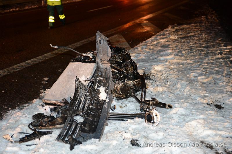 DSC_3280.JPG - Strax efter 17 larmades räddningstjänst,ambulans och polis till avfarten från E4an till  väg 21 där tre personbilar krockat. Vägen stängdes av helt under räddnings och bärgningsarbetet. Även avfarten från E4an stängdes av. En av bilarna tappade hela motorn vid kollisionen. Det är oklart hur många personer som var inblandade och vilka skador dessa fått.