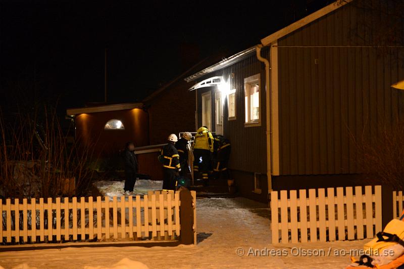 DSC_3376.JPG - Strax efter 19 ikväll larmades Räddningstjänst, ambulans och flera polis patruller till Gråbrödragatan i Klippan där en man ska befinna sig med vad man uppger är knivskador i buken. Ett område spärras av kring platsen och polisen söker med bla hund. Det är oklart vilka skador den drabbade har fått men han fördes med ambulans med blåljus till sjukhuset. Det är oklart i nuläget vad det är som har hänt.