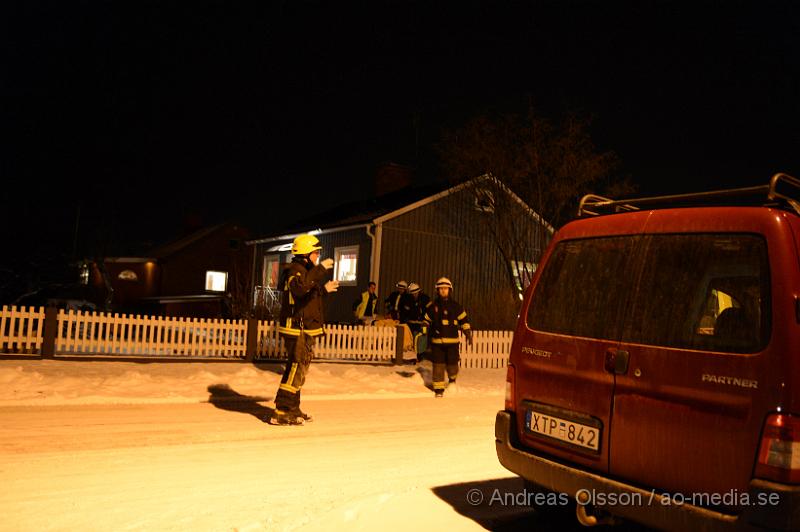 DSC_3382.JPG - Strax efter 19 ikväll larmades Räddningstjänst, ambulans och flera polis patruller till Gråbrödragatan i Klippan där en man ska befinna sig med vad man uppger är knivskador i buken. Ett område spärras av kring platsen och polisen söker med bla hund. Det är oklart vilka skador den drabbade har fått men han fördes med ambulans med blåljus till sjukhuset. Det är oklart i nuläget vad det är som har hänt.