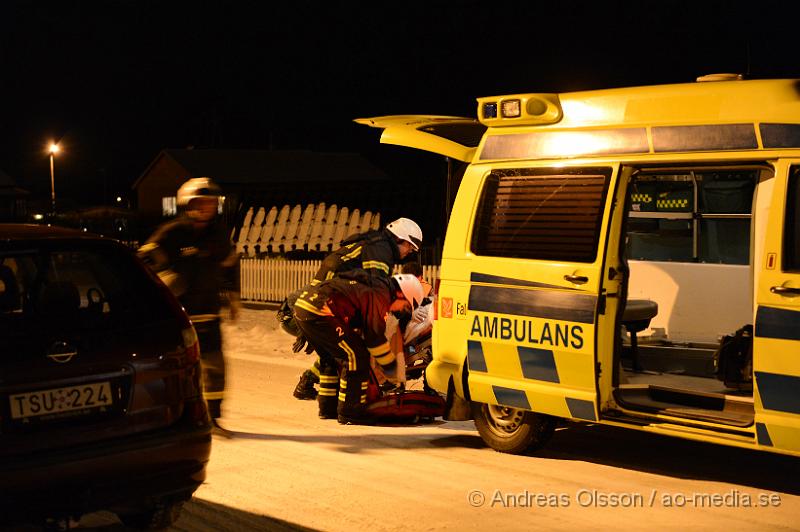 DSC_3390.JPG - Strax efter 19 ikväll larmades Räddningstjänst, ambulans och flera polis patruller till Gråbrödragatan i Klippan där en man ska befinna sig med vad man uppger är knivskador i buken. Ett område spärras av kring platsen och polisen söker med bla hund. Det är oklart vilka skador den drabbade har fått men han fördes med ambulans med blåljus till sjukhuset. Det är oklart i nuläget vad det är som har hänt.